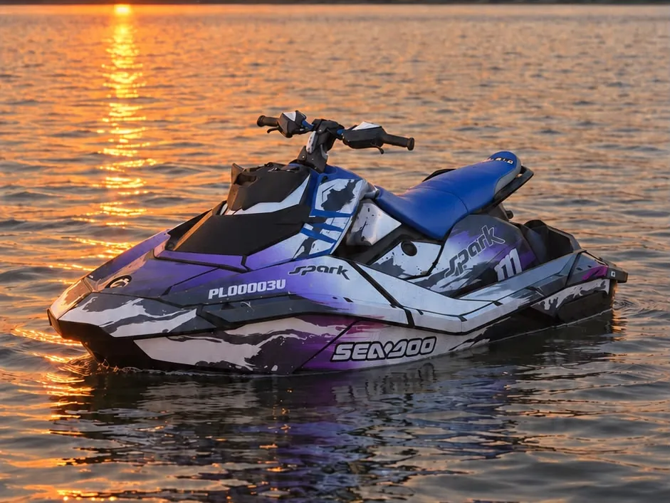 Fioletowo-biały Sea-Doo Spark TRIXX 110KM 3up na wodzie o zachodzie słońca